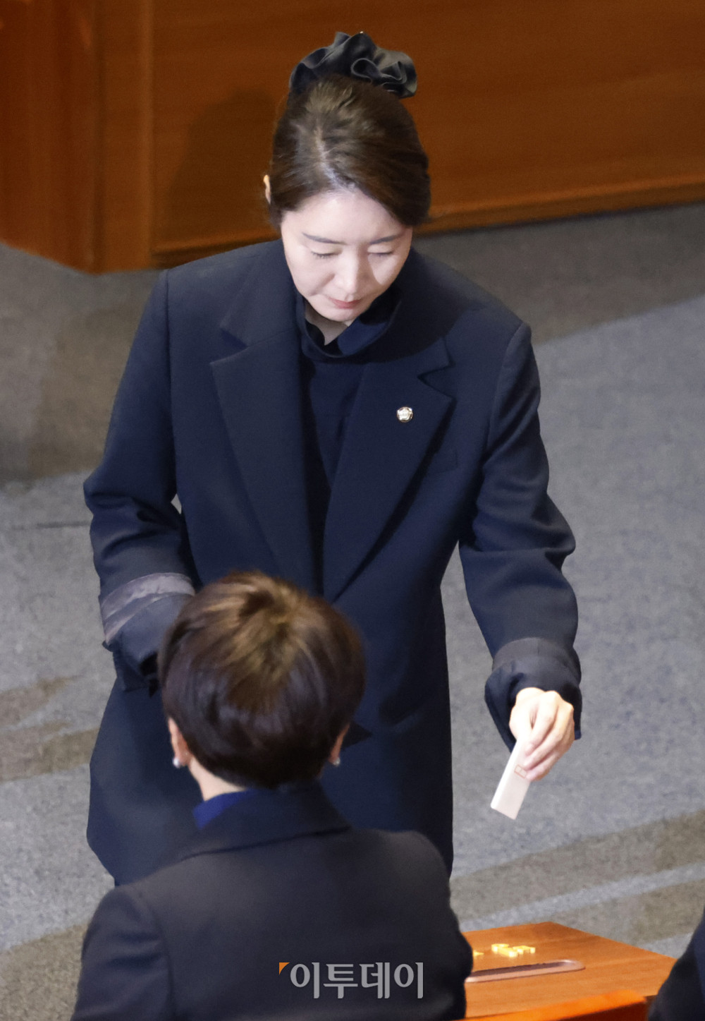 ▲공천헌금 1억원 수수 혐의를 받는 강선우 무소속 의원이 24일 서울 여의도 국회 본회의에서 자신의 체포동의안에 대해 투표를 하고 있다. 고이란 기자 photoeran@