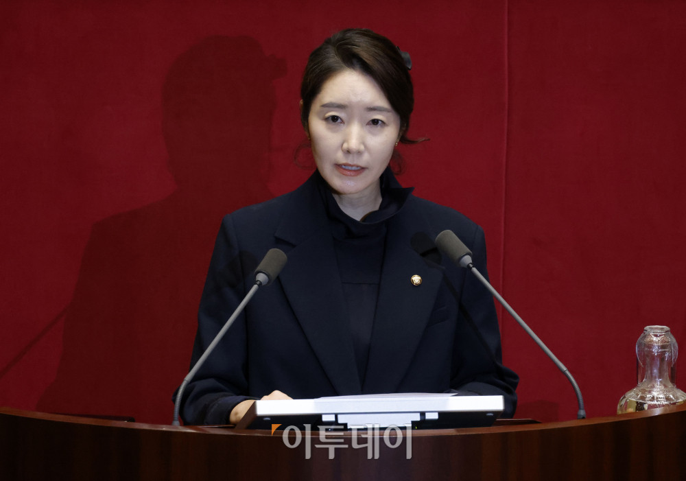 ▲공천헌금 1억원 수수 혐의를 받는 강선우 무소속 의원이 24일 서울 여의도 국회 본회의에서 자신의 체포동의안 관련 신상발언을 하고 있다. 고이란 기자 photoeran@