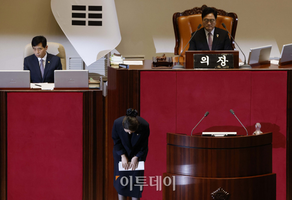 ▲공천헌금 1억원 수수 혐의를 받는 강선우 무소속 의원이 24일 서울 여의도 국회 본회의에서 자신의 체포동의안 관련 신상발언을 마치고 인사하고 있다. 고이란 기자 photoeran@