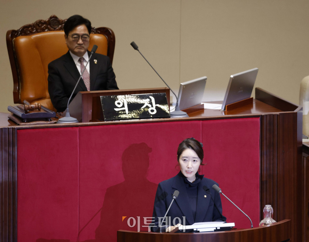 ▲공천헌금 1억원 수수 혐의를 받는 강선우 무소속 의원이 24일 서울 여의도 국회 본회의에서 자신의 체포동의안 관련 신상발언을 하고 있다. 고이란 기자 photoeran@