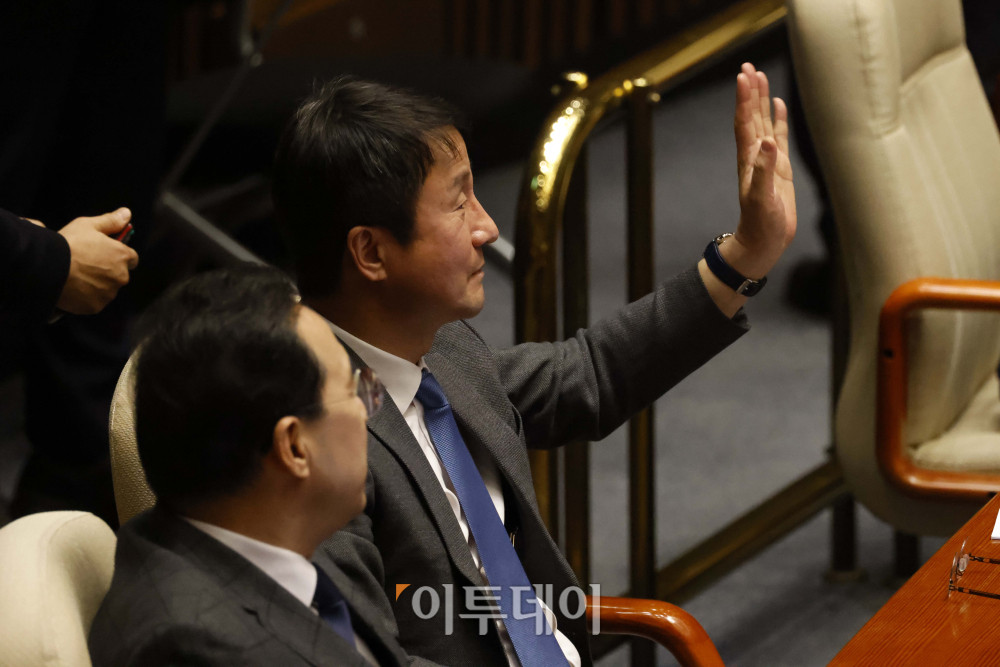 ▲한병도 더불어민주당 원내대표가 24일 서울 여의도 국회에서 열린 본회의에 참석하고 있다. 고이란 기자 photoeran@