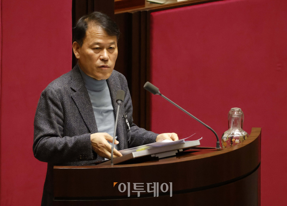 ▲24일 서울 여의도 국회 본회의에서 상법 일부개정법률안(대안)과 관련해 윤한홍 국민의힘 의원이 무제한토론(필리버스터)을 하고 있다. 고이란 기자 photoeran@