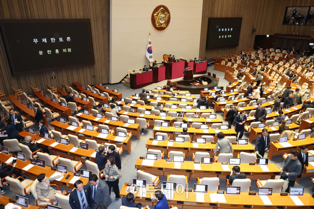 ▲24일 서울 여의도 국회 본회의에서 상법 일부개정법률안(대안)과 관련해 윤한홍 국민의힘 의원이 무제한토론(필리버스터)을 시작하자 의원들이 퇴장하고 있다. 고이란 기자 photoeran@