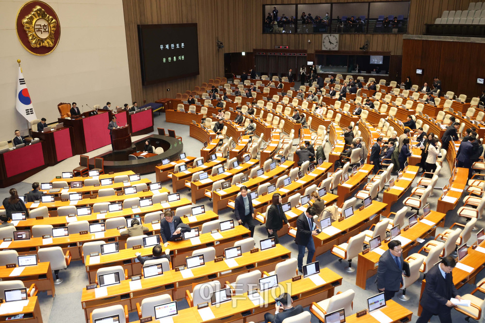 ▲24일 서울 여의도 국회 본회의에서 상법 일부개정법률안(대안)과 관련해 윤한홍 국민의힘 의원이 무제한토론(필리버스터)을 시작하자 의원들이 퇴장하고 있다. 고이란 기자 photoeran@