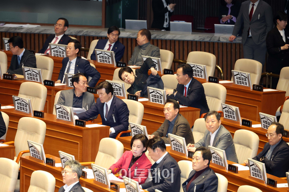 ▲24일 서울 여의도 국회 본회의에서 국민의힘 의원들이 자리에 '사법파괴 입법독재' 피켓이 붙어있다. 고이란 기자 photoeran@