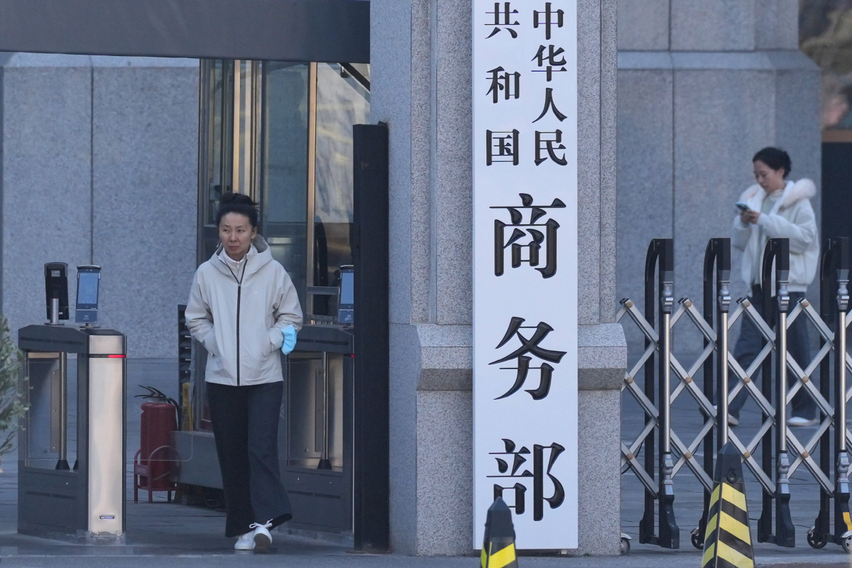 ▲중국 베이징에 있는 상무부 청사에서 24일 한 여성이 나오고 있다. 상무부는 이날 일본 기업 40곳에 대해 희토류 등 이중용도 물자 수출을 통제하거나 관찰 대상에 넣는 등 제재를 가했다. (베이징/AP연합뉴스)