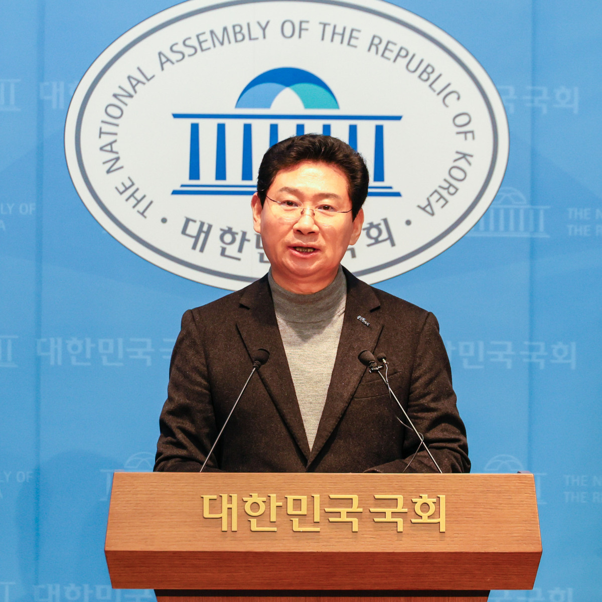 ▲이상일 용인특례시장이 24일 국회 소통관에서 기자회견을 열고 용인 반도체 국가산단 전력·용수 공급 계획의 정부 계획대로 이행을 대통령에게 공개 촉구하고 있다. (용인특례시)