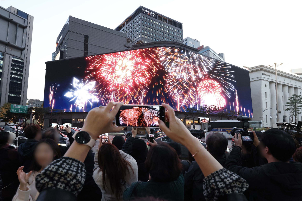 ▲신세계백화점_신세계스퀘어_연말영상_보는_인파_모습