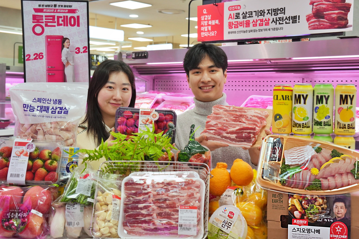 ▲24일 서울시 송파구 롯데마트 제타플렉스 잠실점에서 직원들이 3월 통큰데이 행사 상품을 홍보하고 있다. (사진제공=롯데쇼핑)