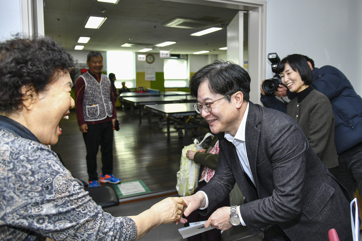 ▲김병수 김포시장이 23일 사우동 김포시노인종합복지관을 방문해 어르신과 반갑게 인사를 나누고 있다. (김포시)
