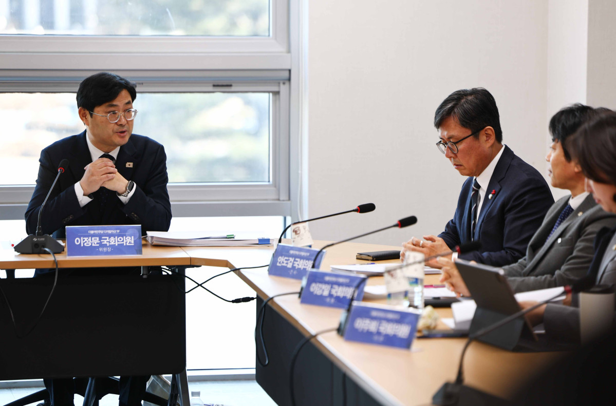 ▲이정문  더불어민주당 디지털자산 TF 위원장이 지난달 28일 서울 여의도 국회에서 열린 TF 회의에서 의원들과 대화하고 있다. (사진=뉴시스)