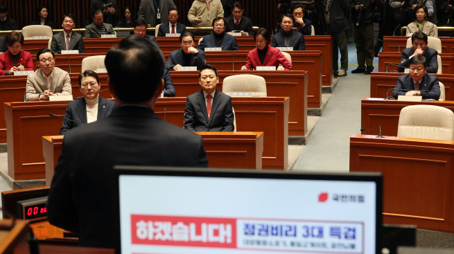 ▲국민의힘 장동혁 대표를 비롯한 참석 의원들이 24일 국회에서 열린 의원총회에서 송언석 원내대표의 발언을 듣고 있다. (연합뉴스)