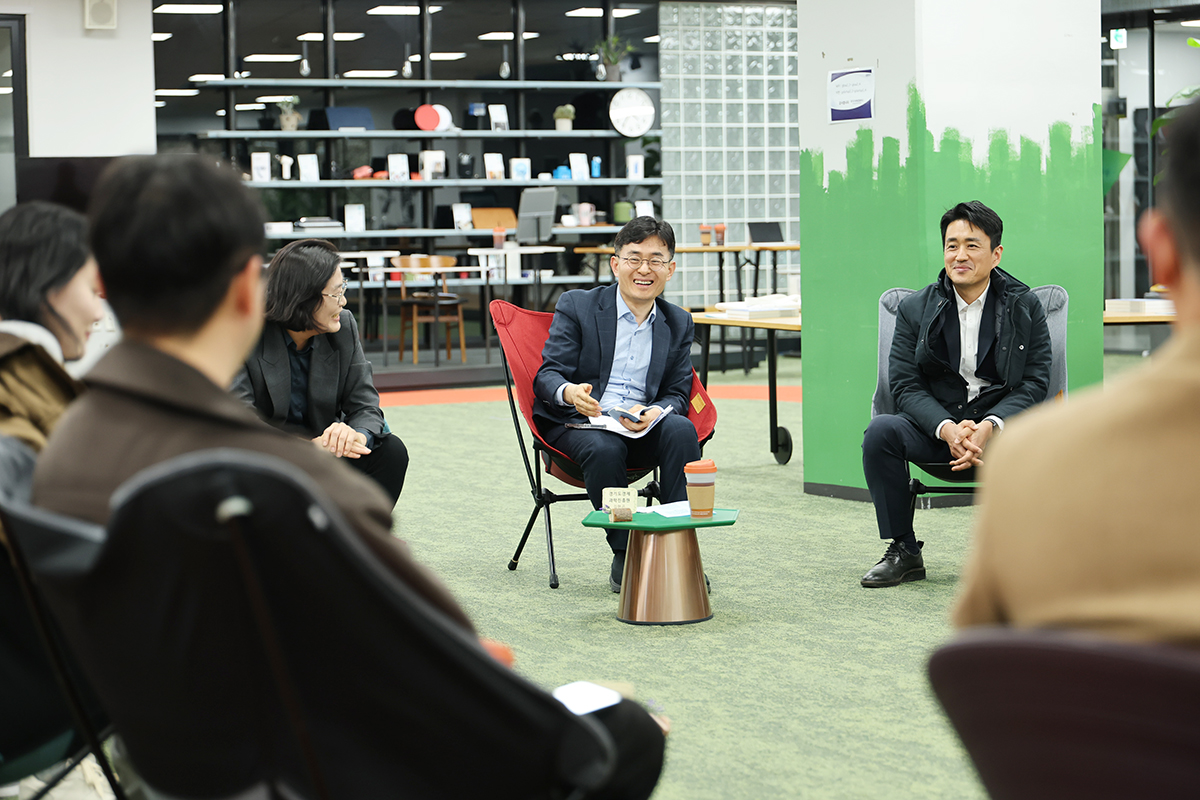 ▲김현곤 경과원장(가운데)이 24일 판교 스타트업캠퍼스 창업라운지에서 열린 '글로벌 진출 성과공유 및 간담회'에서 CES 2026·UKF 참가기업 대표들과 북미 시장 진출 전략을 논의하고 있다. (경기도경제과학진흥원)