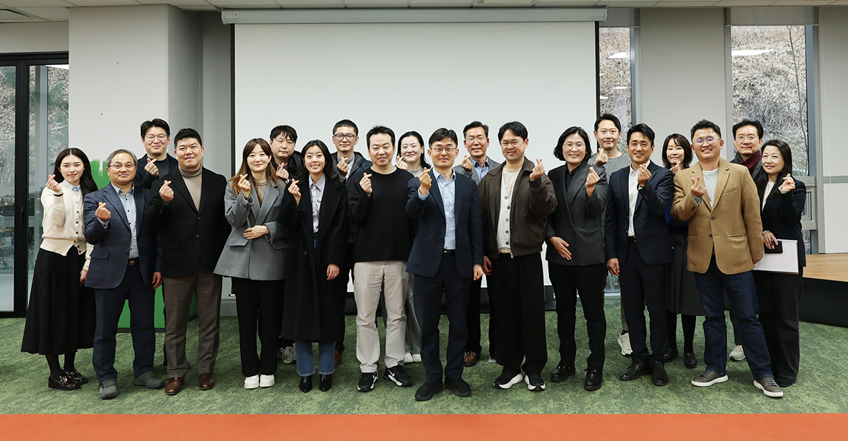 ▲경기도경제과학진흥원 주최로 열린 '글로벌 진출 성과공유 및 간담회' 참석자들이 24일 판교 스타트업캠퍼스에서 기념촬영하고 있다. (경기도경제과학진흥원)