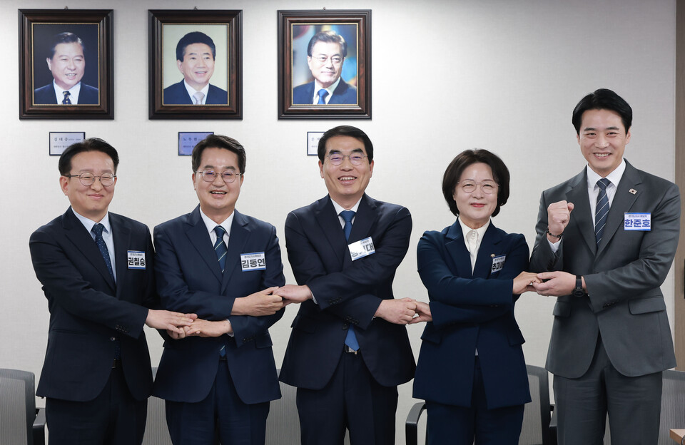▲6·3 지방선거 경기도지사에 도전하는 더불어민주당 예비후보들이 24일 서울 영등포구 여의도 더불어민주당 중앙당사에서 열린 광역단체장 후보 면접에서 기념 촬영하고 있다. (연합뉴스)