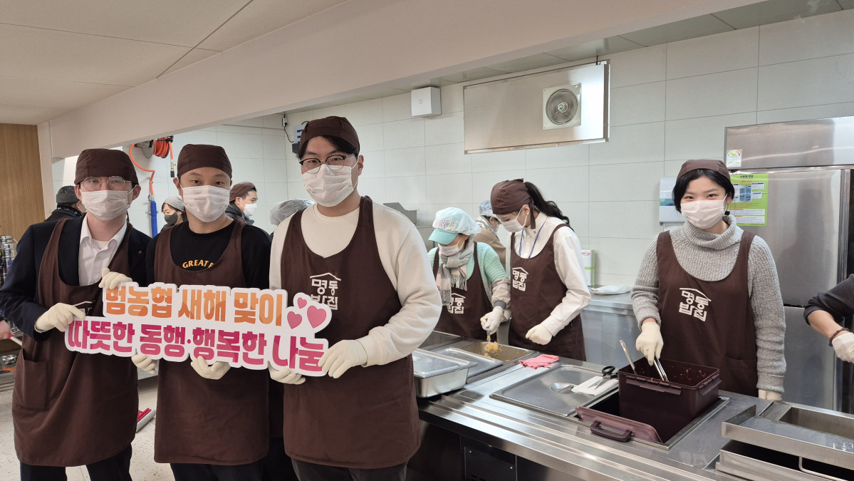 ▲NH-Amundi자산운용 임직원들이 11일 천주교 서울대교구 산하 한마음한몸운동본부가 운영하는 무료급식소 '명동밥집'에서 봉사활동을 진행하고 있다. (출처=NH-아문디(Amundi)자산운용)