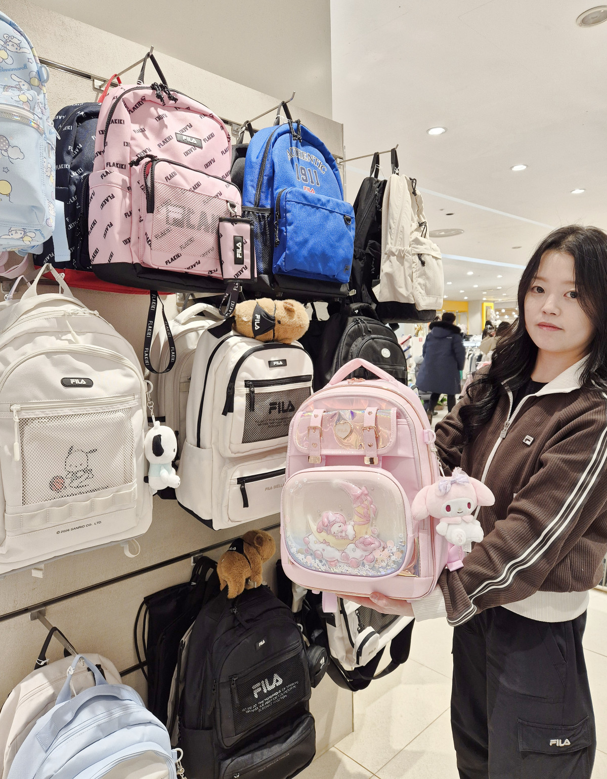 ▲휠라키즈 매장에서 모델이 신학기 책가방을 선보이고 있다 (사진제공=롯데백화점 부산본점)