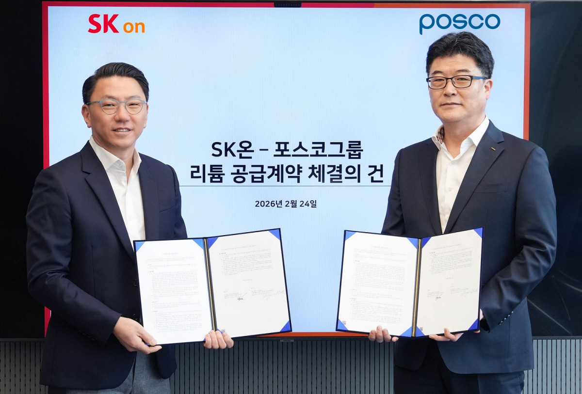 ▲이재영 포스코홀딩스 에너지소재사업실장(우측)과 박종진 SK온 전략구매실장이 24일 오전 서울 종로구 SK온 그린캠퍼스에서 리튬 장기구매 계약 체결 후 기념촬영을 하고 있다. (사진제공=포스코홀딩스)