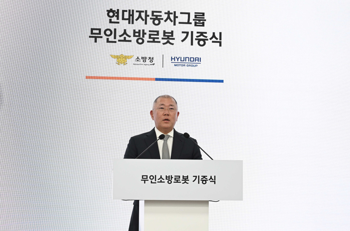 ▲현대차그룹 정의선 회장이 기증 행사에서 인사말을 하고 있는 모습. (사진=현대차그룹)