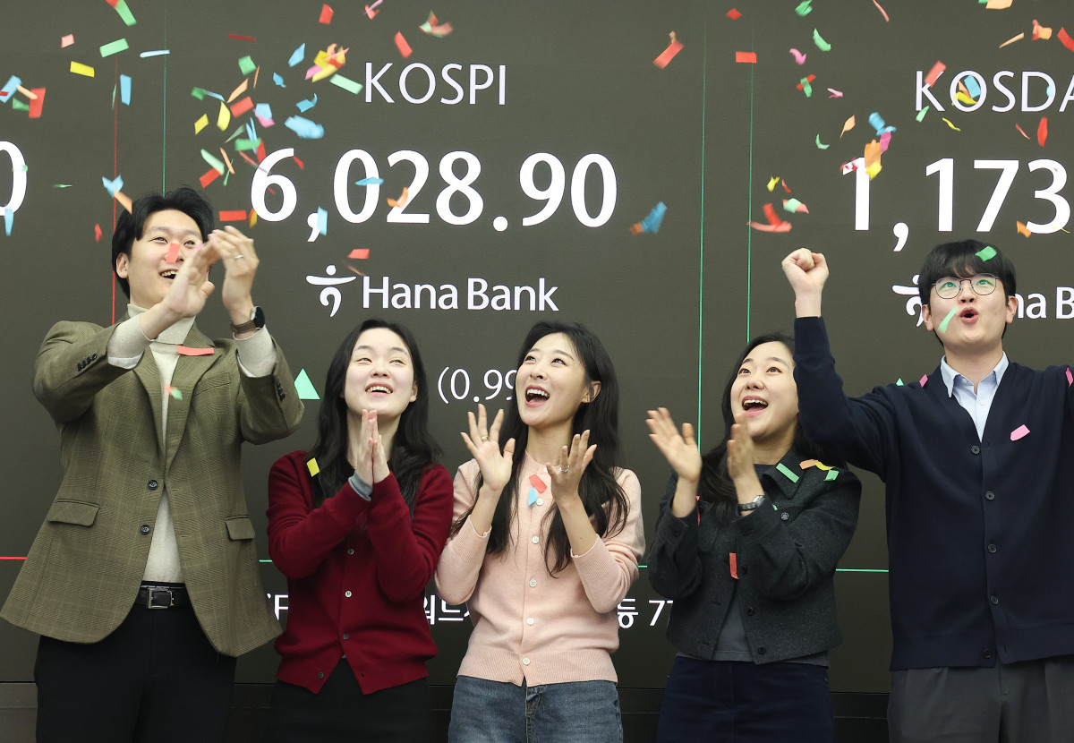 코스피, 장중 6000선 돌파…개미 8000억 순매수 [육천피 시대 개장]