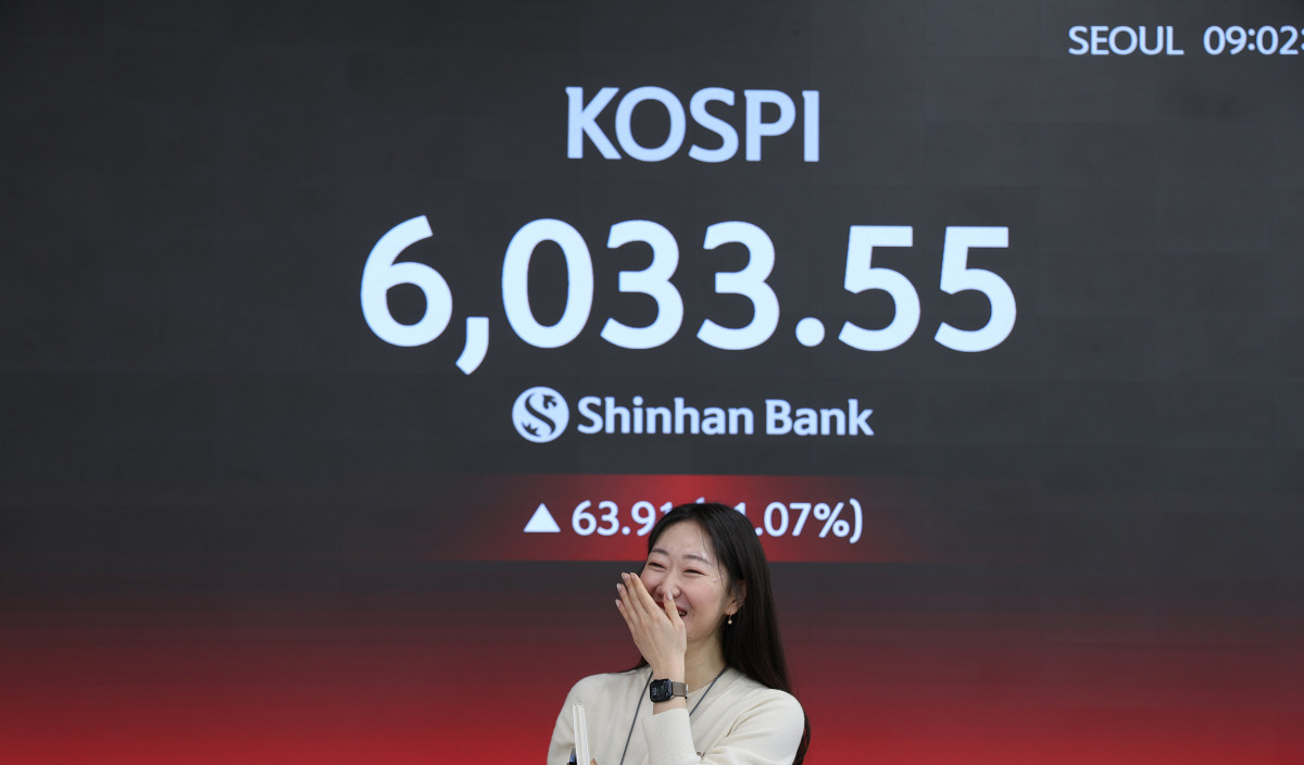 ▲25일 오전 코스피가 6000을 돌파한 가운데 신한은행 딜링룸에 지수가 표시되고 있다. (사진제공=신한은행)