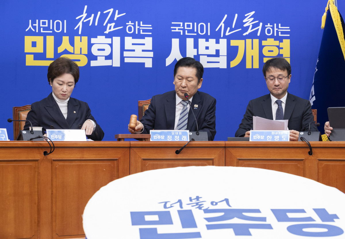 ▲더불어민주당 정청래 대표가 25일 국회에서 열린 최고위원회의에서 의사봉을 두드려 시작을 알리고 있다. (연합뉴스)
