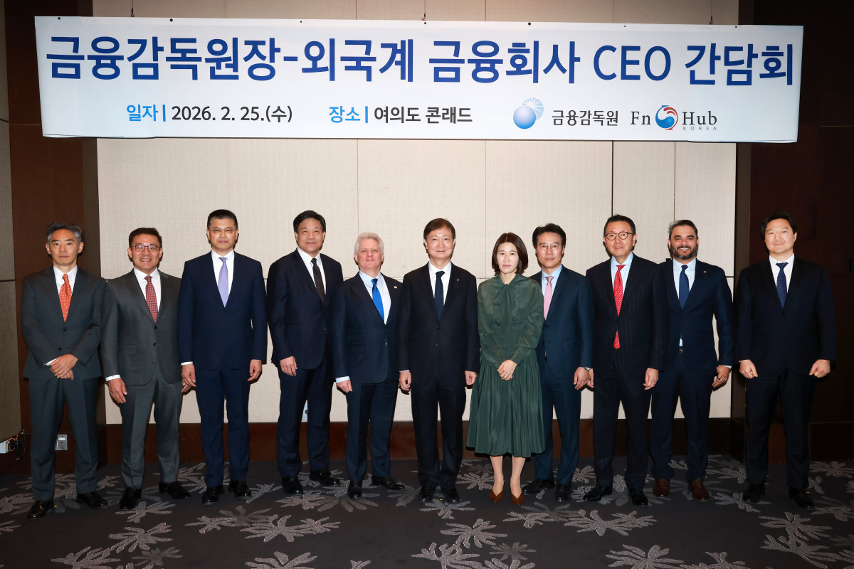 ▲(왼쪽부터)유지 야마사키 노무라금융투자 대표, 이동근 브이아이자산운용 대표, 하효건 중국공상은행 대표, 이윤표 블랙록자산운용 대표, 제랄드 마스네 크레디아그리콜은행 대표, 이찬진 금융감독원장, 조지은 라이나생명보험 대표, 피터 김 HSBC은행 대표, 한승수 모건스탠리증권 대표, 아지트 파탁 뮌헨재보험 대표, 강준환 한국SG증권 대표가 25일 외국계 금융회사 최고경영자(CEO) 간담회에서 기념사진을 촬영하고 있다. (사진제공=금융감독원)