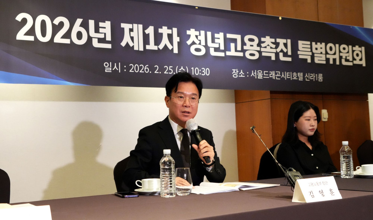▲김영훈 고용노동부 장관이 25일 서울 용산구 서울드레곤시티호텔에서 '2026년 제1차 청년고용촉진 특별위원회'를 주재하고 발언하고 있다. (사진제공=고용노동부)