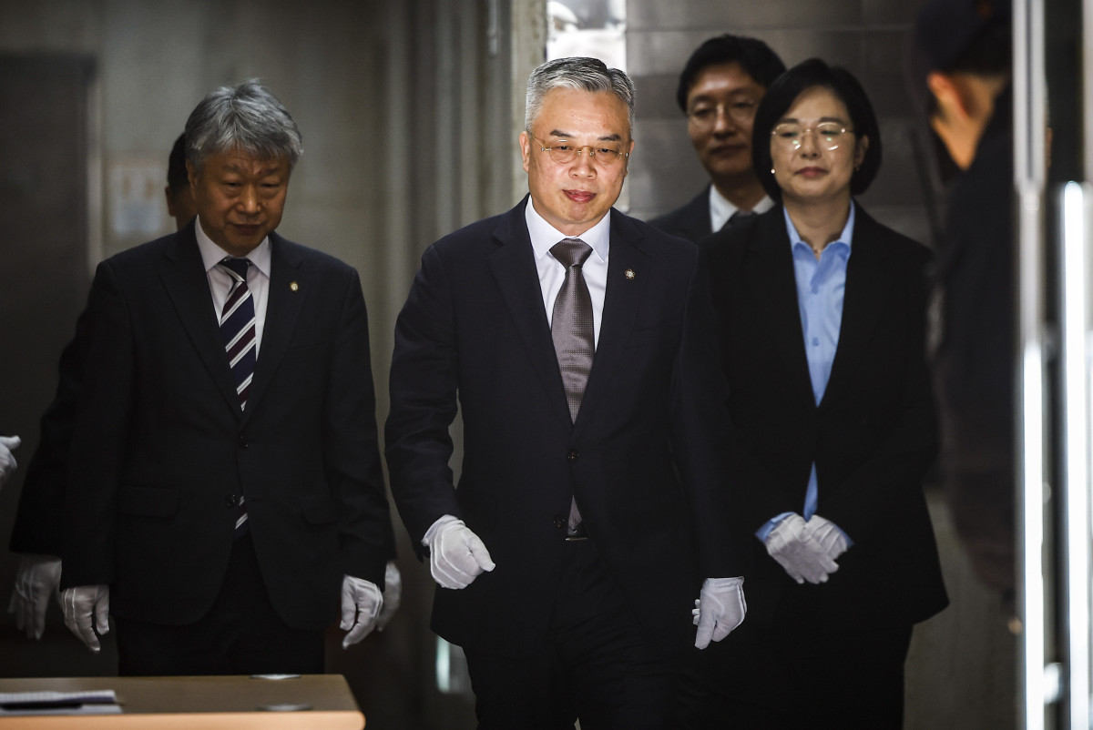 ▲권창영 2차 종합특검팀 특별검사를 비롯한 특검보들이 25일 경기 과천시 2차 종합특검팀 사무실 앞에서 열린 현판식에 참석하고 있다. (뉴시스)