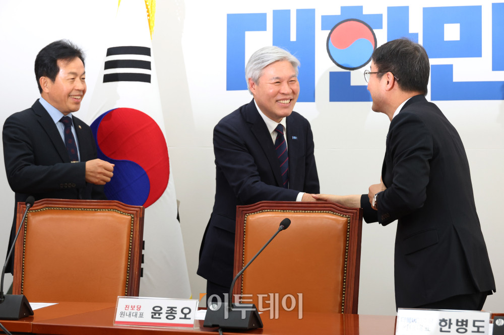 ▲한병도(오른쪽) 더불어민주당 원내대표가 25일 서울 여의도 국회에서 열린 민주당-개혁진보4당 정치개혁 간담회에서 서왕진(가운데) 조국혁신당 원내대표, 윤종오 진보당 대표와 인사하고 있다. 고이란 기자 photoeran@