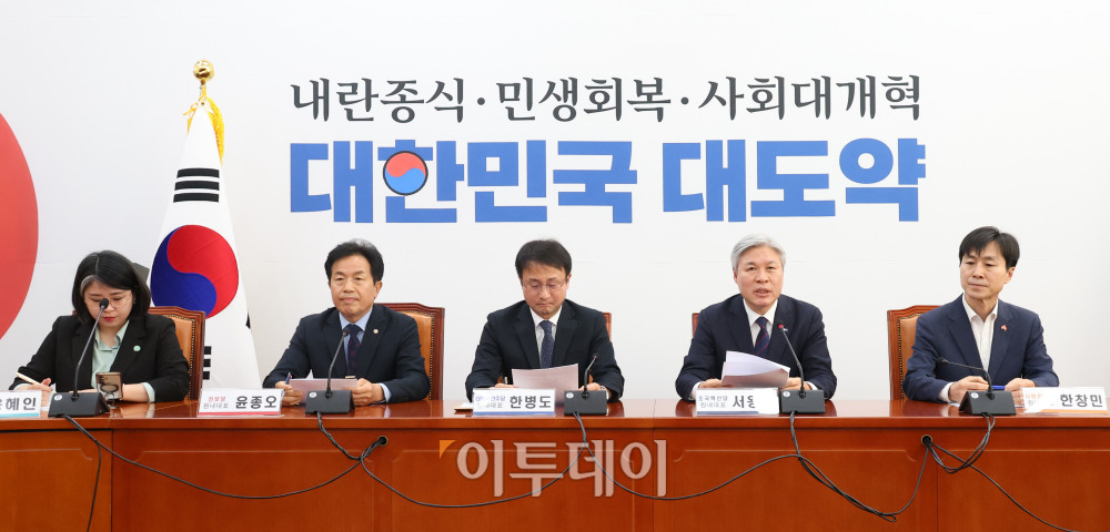 ▲서왕진 조국혁신당 원내대표가 25일 서울 여의도 국회에서 열린 민주당-개혁진보4당 정치개혁 간담회에서 발언을 하고 있다. 왼쪽부터 용혜인 기본소득당 대표, 윤종오 진보당 원내대표, 한병도 더불어민주당 원내대표, 서 원내대표, 한창민 사회민주당 대표. 고이란 기자 photoeran@