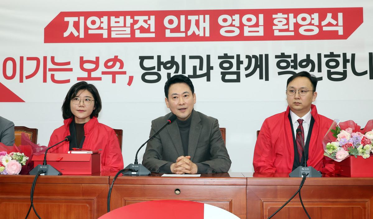 ▲국민의힘 장동혁 대표가 25일 국회에서 열린 지역발전 인재영입 환영식에서 환영사를 하고 있다. 왼쪽은 영입된 손정화 삼일회계법인 이사. 오른쪽은 정진우 현대엔지니어링 에너지영업팀 책임매니저. (연합뉴스)