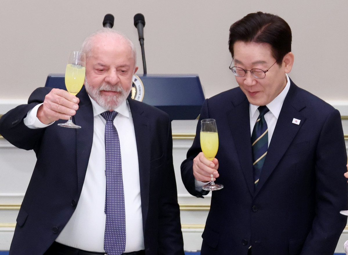 ▲이재명 대통령과 루이스 이나시우 룰라 다시우바 브라질 대통령이 23일 청와대에서 열린 국빈 방한 환영 만찬에서 건배하고 있다. (연합뉴스)