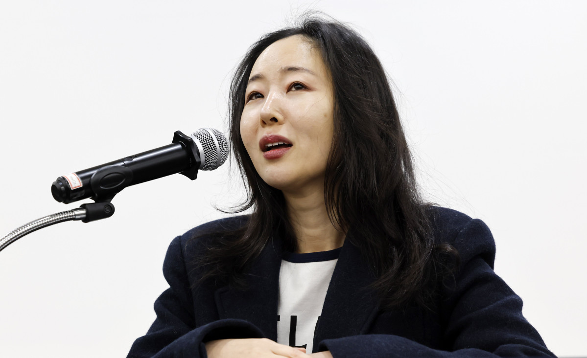 ▲민희진 오케이 레코즈 대표가 25일 서울 종로구 교원 챌린지홀에서 열린 1심 소송 결과와 향후 계획 등 발표를 위한 기자회견에서 발언하고 있다. (뉴시스)