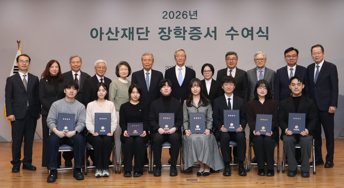 ▲정몽준(뒷줄 왼쪽에서 일곱 번째) 아산재단 이사장과 아산재단 이사, 장학생들이 기념촬영을 하고 있다. (사진제공=아산사회복지재단)
