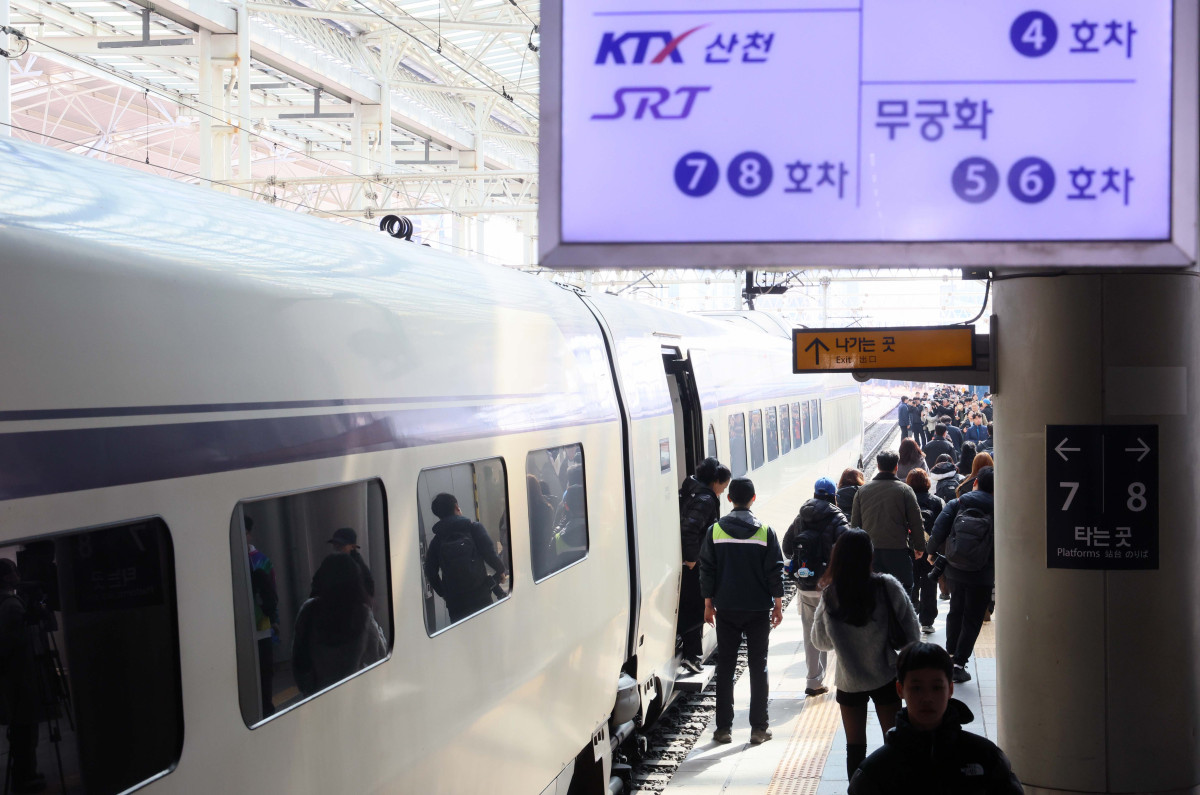 ▲KTX와 SRT의 통합을 앞두고 하루 한 번 KTX차량이 수서역에서, SRT차량이 서울역에서 부산역을 오가는 시범 교차운행이 시작된 25일 서울역에 도착한 SRT에서 승객들이 내리고 있다. 신태현 기자 holjjak@