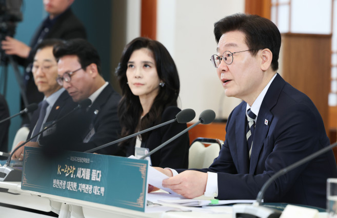 ▲이재명 대통령이 25일 청와대에서 열린 확대국가관광전략회의에서 발언하고 있다. 이 대통령 옆으로 이부진 한국방문의해위원장, 김민석 국무총리, 김윤덕 국토교통부 장관. (연합뉴스)