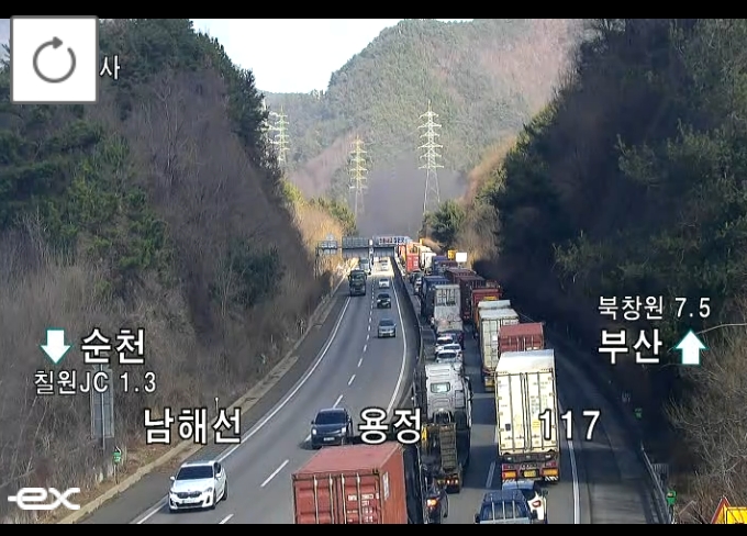 ▲[속보] 남해고속도로 함안2터널 부근 화물차 화재 사고 (출처=로드플러스 캡처)