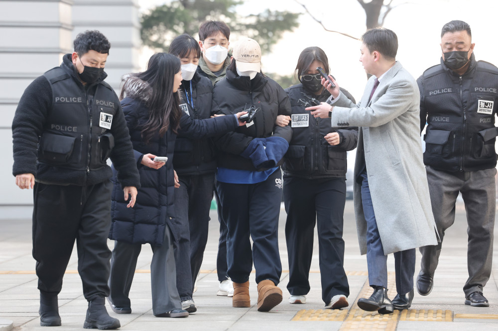 ▲서울 강북구 수유동 모텔에서 남성 2명을 숨지게 한 혐의를 받는 20대 여성 A씨가 12일 서울북부지법에서 영장실질심사를 받기 위해 출석하고 있다.     경찰에 따르면 A씨는 9일 강북구 수유동의 한 모텔에서 20대 남성 B씨에게 약물이 든 음료를 건네 숨지게 한 혐의를 받는다. (연합뉴스)