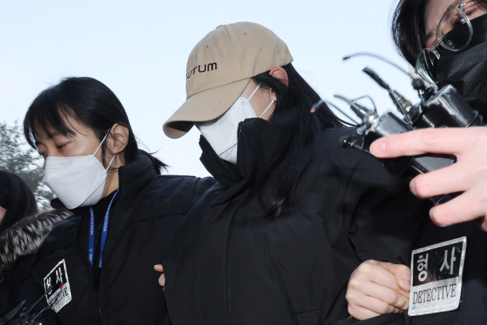▲서울 강북구 수유동 모텔에서 남성 2명을 숨지게 한 혐의를 받는 20대 여성 A씨가 12일 서울북부지법에서 영장실질심사를 받기 위해 출석하고 있다.     경찰에 따르면 A씨는 9일 강북구 수유동의 한 모텔에서 20대 남성 B씨에게 약물이 든 음료를 건네 숨지게 한 혐의를 받는다. (연합뉴스)