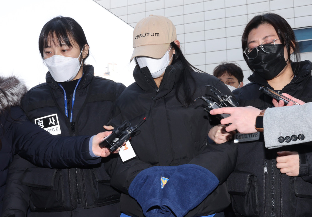 ▲서울 강북구 수유동 모텔에서 남성 2명을 숨지게 한 혐의를 받는 20대 여성 A씨가 12일 서울북부지법에서 영장실질심사를 받기 위해 출석하고 있다.     경찰에 따르면 A씨는 9일 강북구 수유동의 한 모텔에서 20대 남성 B씨에게 약물이 든 음료를 건네 숨지게 한 혐의를 받는다. (연합뉴스)