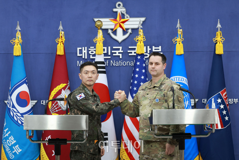▲장도영 합동참모본부 공보실장과 라이언 도날드 주한미군사 공보실장이 25일 오후 서울 용산구 국방부에서 2026 자유의방패(FS) 연습 계획을 발표한 후 손을 맞잡고 있다. /2026.01.25 사진공동취재단