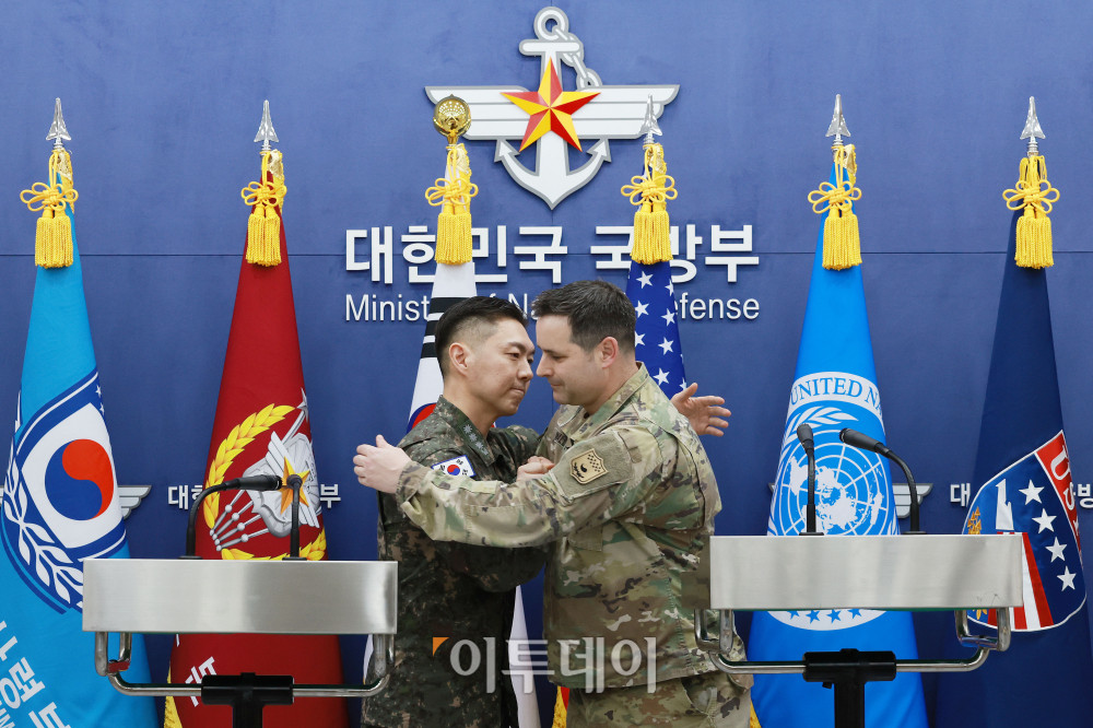 ▲장도영 합동참모본부 공보실장과 라이언 도날드 주한미군사 공보실장이 25일 오후 서울 용산구 국방부에서 2026 자유의방패(FS) 연습 계획을 발표한 후 포옹하고 있다. 2026.01.25 사진공동취재단