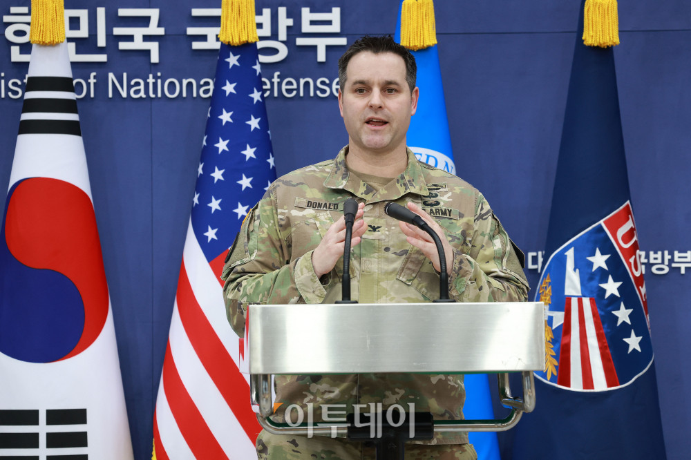 ▲장도영 합동참모본부 공보실장과 라이언 도날드 주한미군사 공보실장이 25일 오후 서울 용산구 국방부에서 2026 자유의방패(FS) 연습 계획 관련 공동브리핑을 하고 있다. 2026.01.25 사진공동취재단