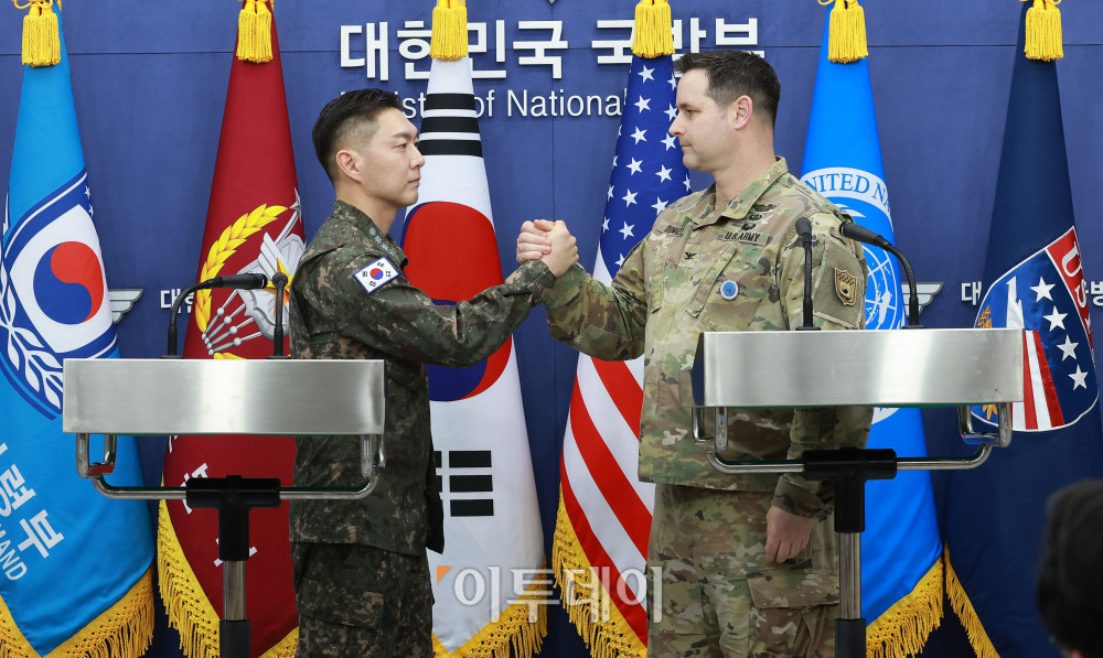▲장도영 합동참모본부 공보실장과 라이언 도날드 주한미군사 공보실장이 25일 오후 서울 용산구 국방부에서 2026 자유의방패(FS) 연습 계획을 발표한 후 손을 맞잡고 있다. 2026.01.25 사진공동취재단