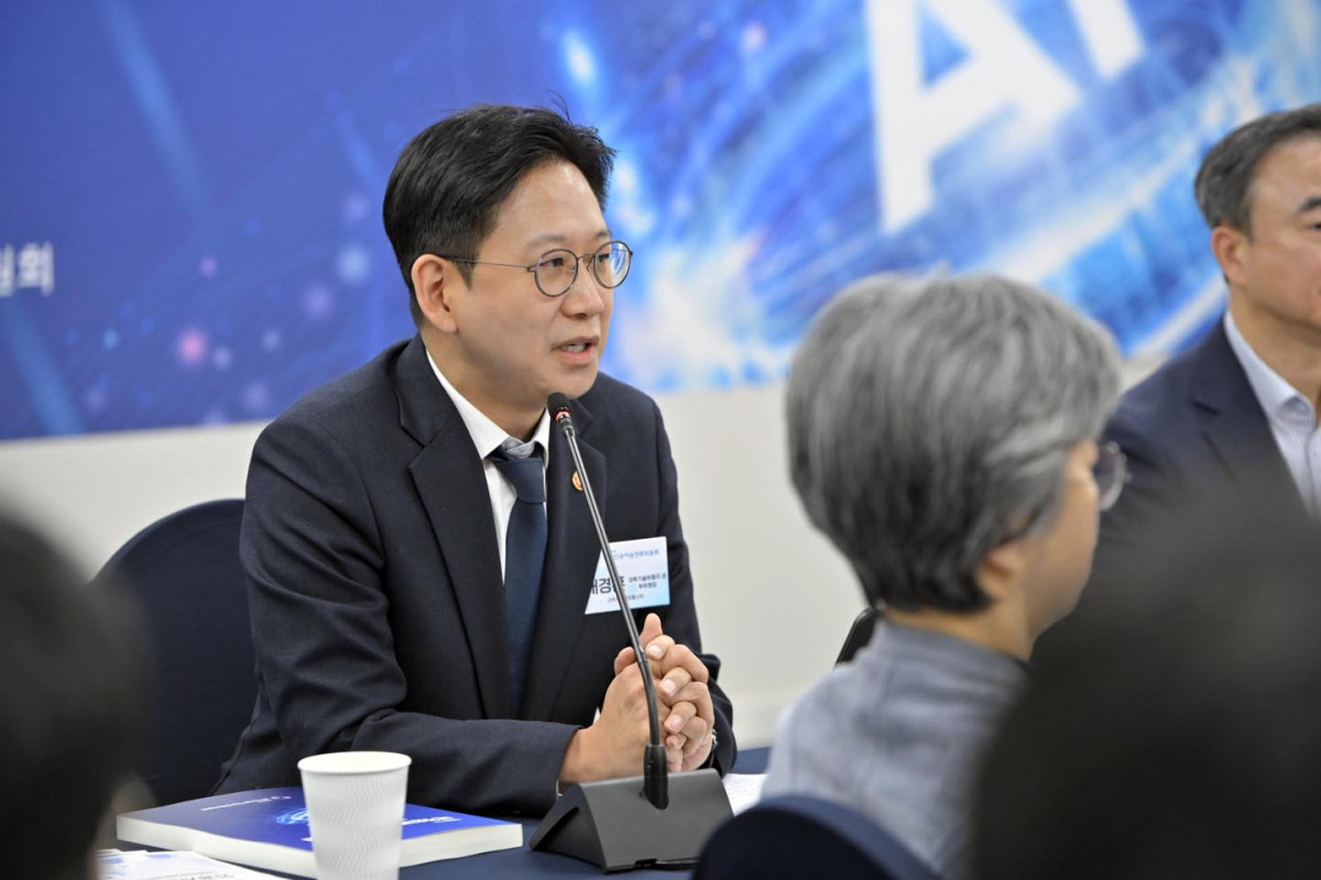 ▲배경훈 부총리 겸 과학기술정보통신부 장관이 25일 서울 중구 서울스퀘어에서 열린 국가인공지능전략위원회 제2차 전체회의에서 발언하고 있다. (뉴시스)