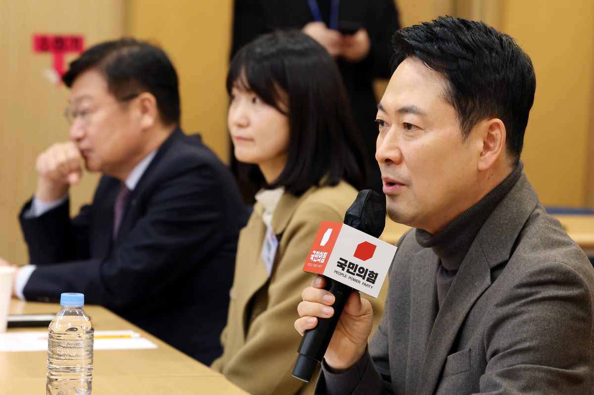 ▲국민의힘 장동혁 대표가 25일 서울 양천구 해누리타운에서 열린 부동산정책 정상화 특별위원회에서 특위 위원, 지역 주민들과 간담회를 갖고 있다. (연합뉴스)