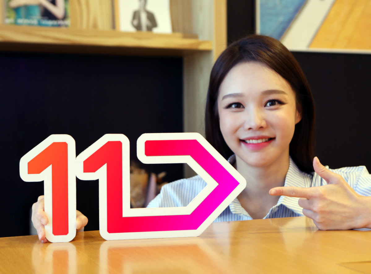 ▲11번가 모델이 로고를 소개하고 있다. (사진제공=11번가)
