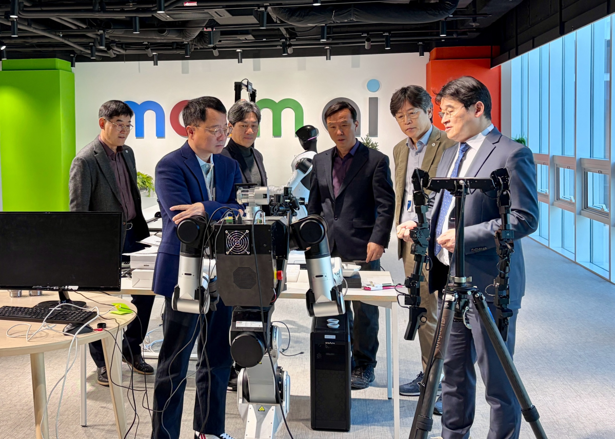 ▲MOU 체결 후 김광수 성균관대 인공지능융합원장 등 참석자들이 한국피지컬AI협회 내 로봇·피지컬 AI 실증 공간에서 휴머노이드 로봇을 직접 살펴보고 있다. 양 기관은 이 같은 테스트베드를 연계해 피지컬 AI 기술의 현장 적용 가능성을 공동 검증한다. (성균관대학교)