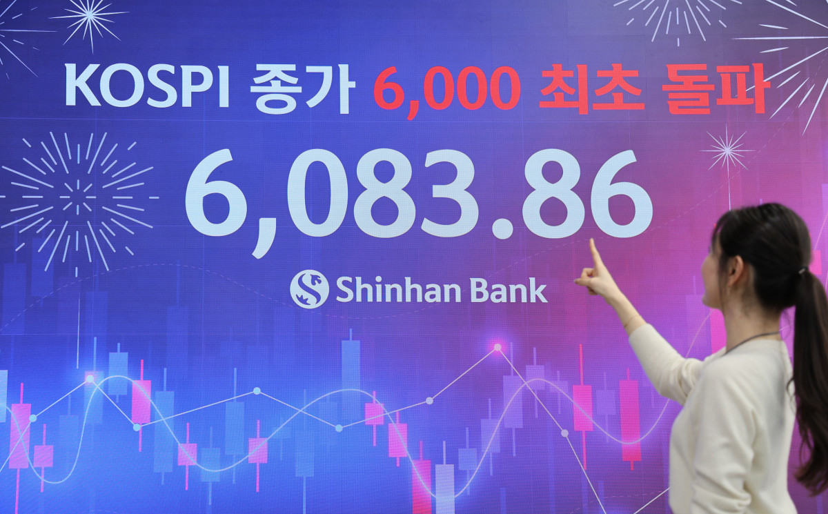 ▲25일 중구 신한은행 본점 딜링룸 전광판에 코스피 지수 6083.86을 나타내고 있다. (신한은행)